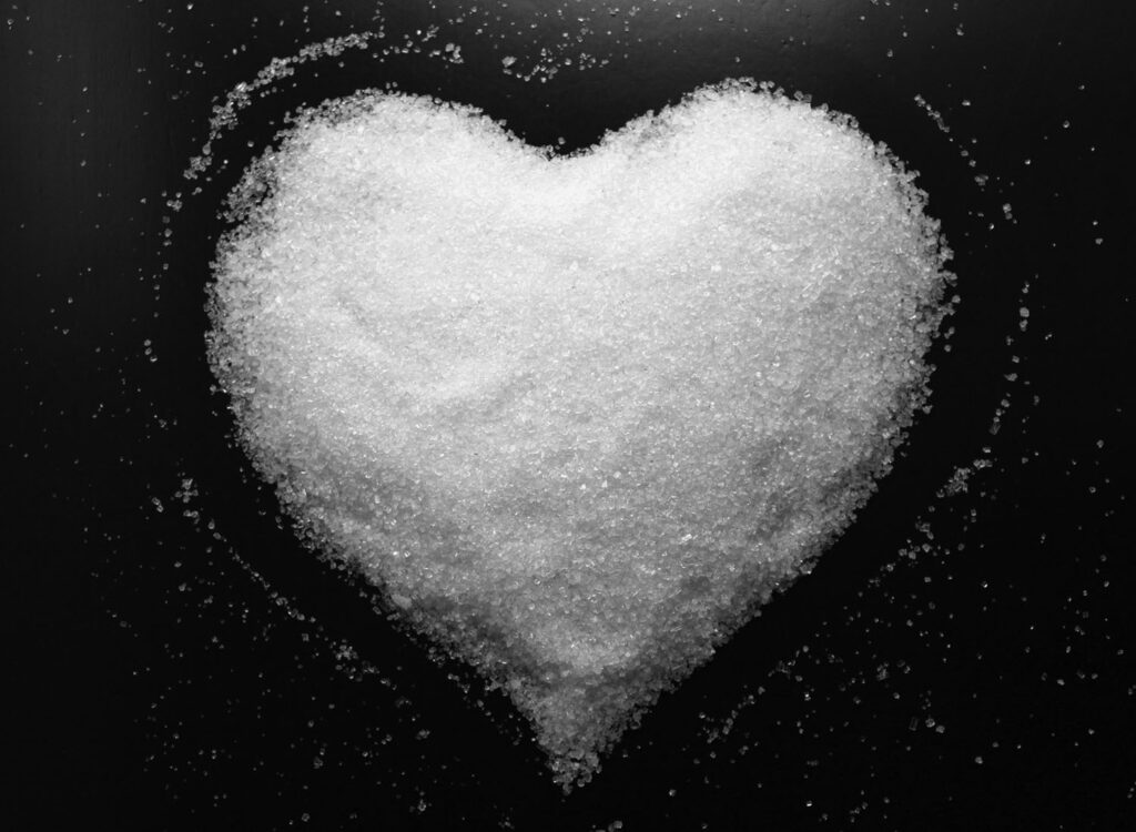 Attention, je ne te dis pas de te nourrir uniquement de bonbons. Le sucre, c'est des calories vides. Pas de fibres, pas de nutriments essentiels. Donc non, manger uniquement des aliments transformés ne va pas te rendre plus en forme.